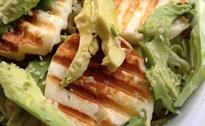 Avocado and halloumi salad