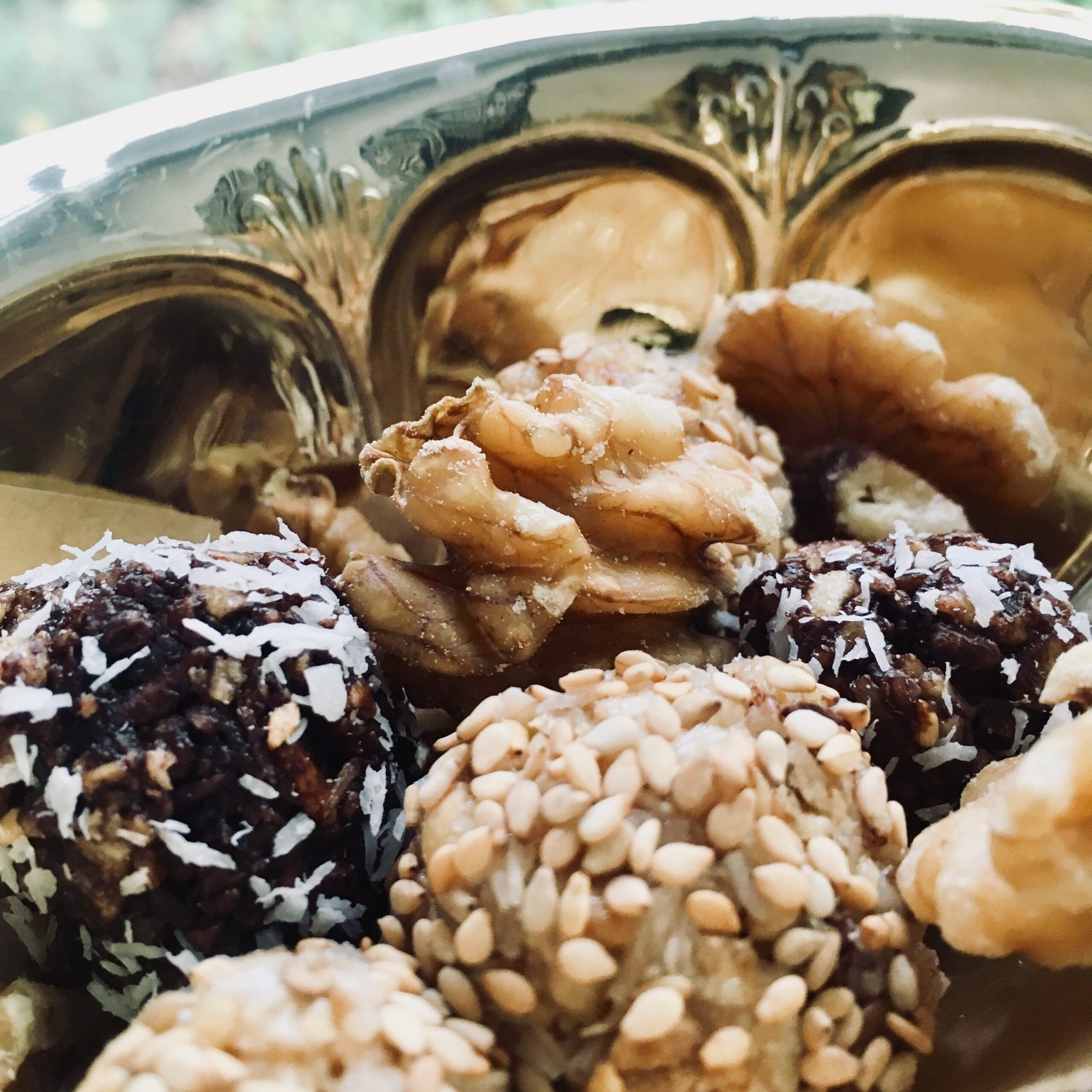 Bliss balls with walnuts and honey